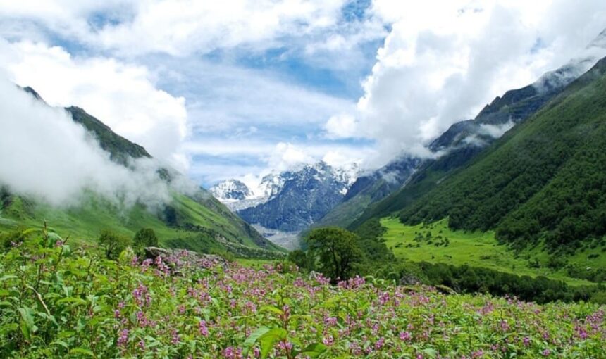 “4 Best Monsoon Treks in Uttarakhand to Explore in Rainy Season”